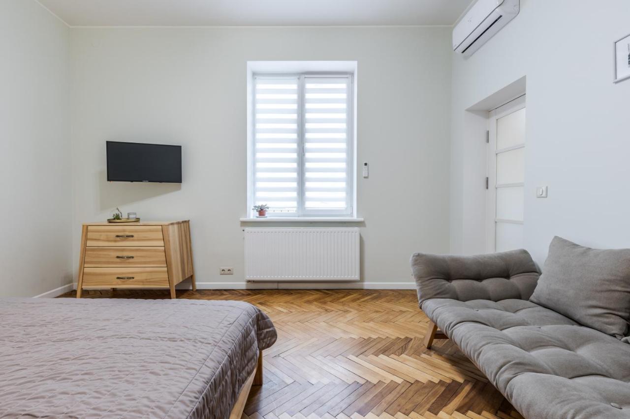 Inshiapartments On Teodora Square Lviv Exterior photo